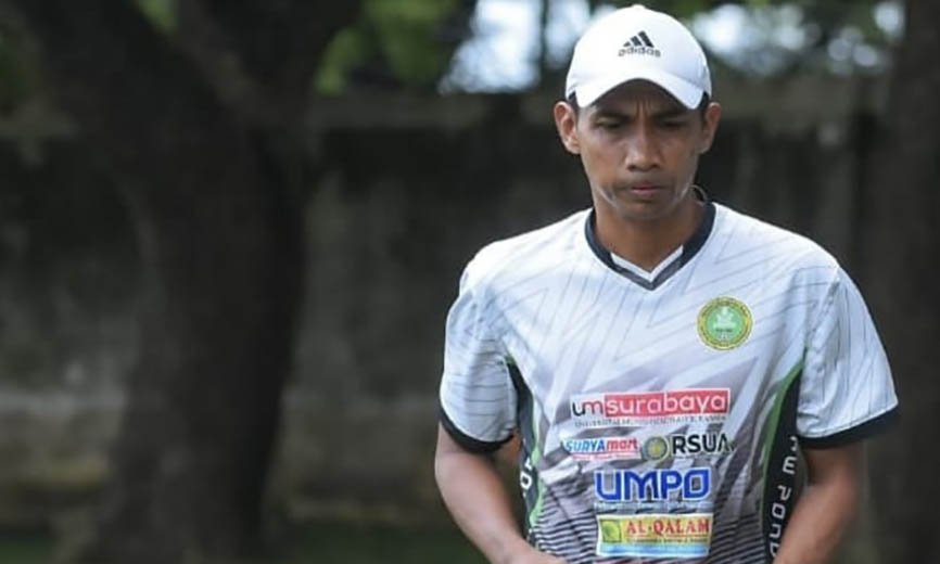 EKS TIMNAS: Aris Budi Prasetyop saat menjadi pelatih PSHW.