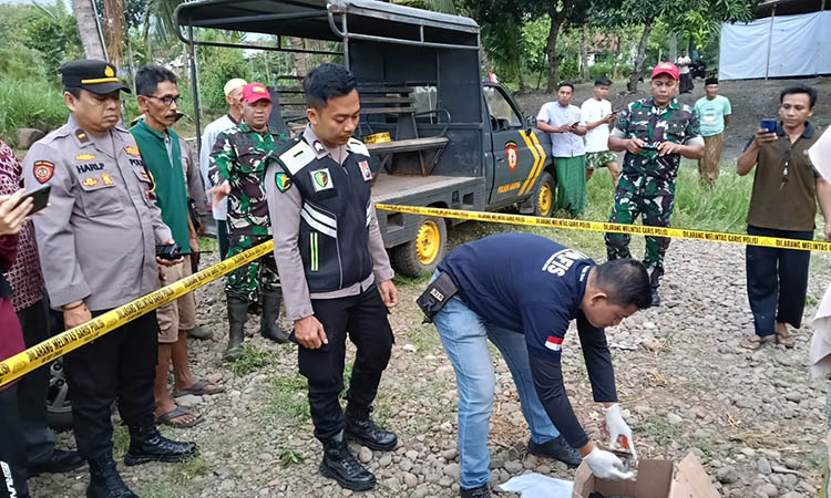 OLAH TKP: Polsek Gading bersama Tim Identifikasi Polres Probolinggo melakukan olah TKP penemuan bayi meninggal dibungkus kresek hitam di Kecamatan Gading, Kabupaten Probolinggo, Jumat (7/11) sore.