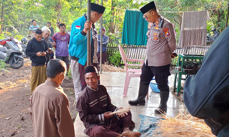 OLAH TKP: Petugas Pasrepan melakukan olah TKP pelemparan bondet di teras rumah Mahrus Ali di RT 2/RW 6, Dusun Precet, Desa Petung, Pasrepan, Jumat (7/11).