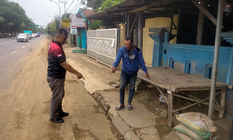 OLAH TKP: Petugas Polsek Bugul Kidul saat melakukan olah TKP di lokasi kejadian. Motor korban hilang, usai ditinggal istirahat.