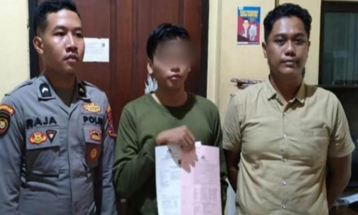 TERSANGKA: MBS (tengah) yang kini sudah mendekam di tahanan mapolres Pasuruan.