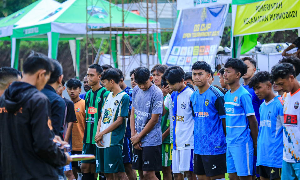 PENJARINGAN: Pemain sepakbola yang mengikuti seleksi Pasuruan united di Lapangan Dawuhan Sengon Soccer Field Purwodadi. Sebagian di antaranya adalah pemain ya