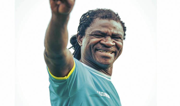 BANYAK PENGALAMAN: Bio Paulin saat menjadi asisten pelatih di Persipura. Sabtu pagi ini dia langsung akan mendampingi timnya untuk ujicoba melawan RANS Nusantara.