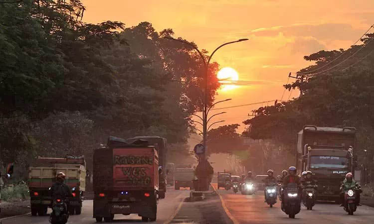 BUAT TERANG: Deretan PJU yang menghiasi jalan Bangil-Pasuruan. Pemkab berencana untuk menerapkan teknologi Smart System pada PJU yang ada di Kabupaten Pasuruan.