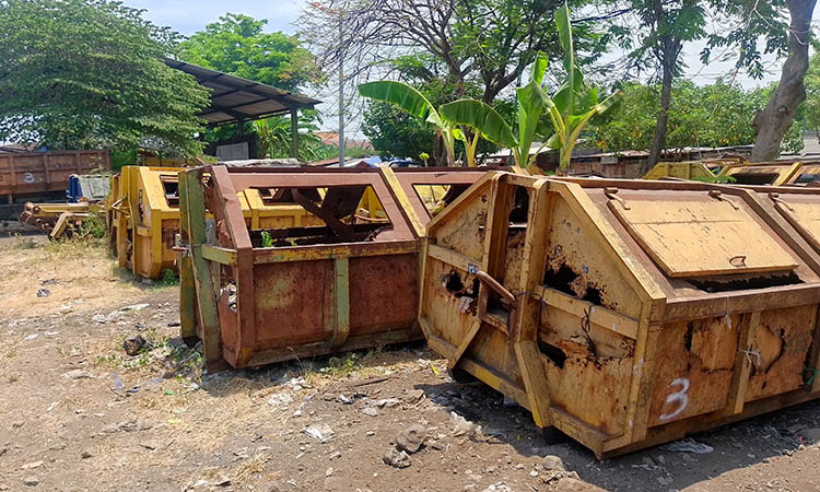 RUSAK: Kondisi sejumlah kontainer sampah yang mengalami kerusakan. Perbaikan belum bisa dilakukan karena terbentuk anggaran.