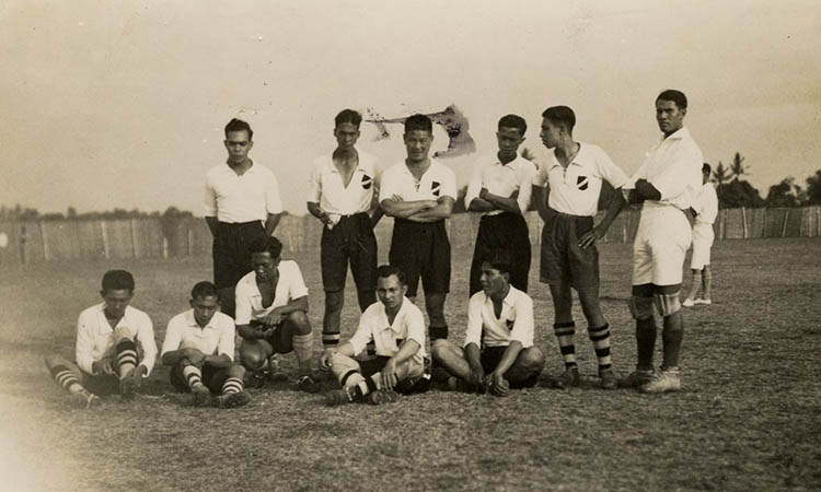 LAWAS: Foto anggota klub Voetbaleftal te Probolinggo di Lapangan Karya Bakti.