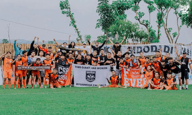 KINI: Persipro 1954 dengan suporter Curva Sud saat bertandang ke Banyuwangi.