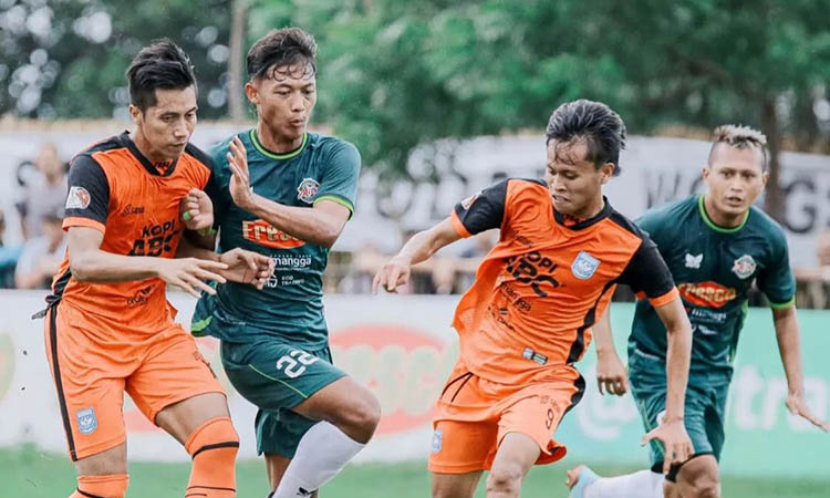 BERTANDING: Skuad Persipro saat melawan Mitra Surabaya di Liga 4 Jatim 2024.