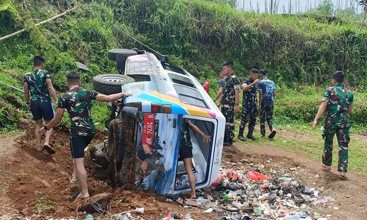 SEBELUM DIEVAKUASI: Petugas mencoba mengevakuasi milik ambulans Puskesmas Krucil yang guling di kawasan Bermi Eco Park, Minggu (9/11).