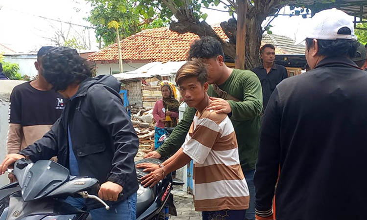 DIAMANKAN: Proses pengamanan Wahyudi, 22, pelaku penganiayaan bersama sejumlah saksi oleh pihak Polres Probolinggo Kota di Kantor Desa Gili Ketapang, Kecamatan Sumberasih, Kabupaten Probolinggo.