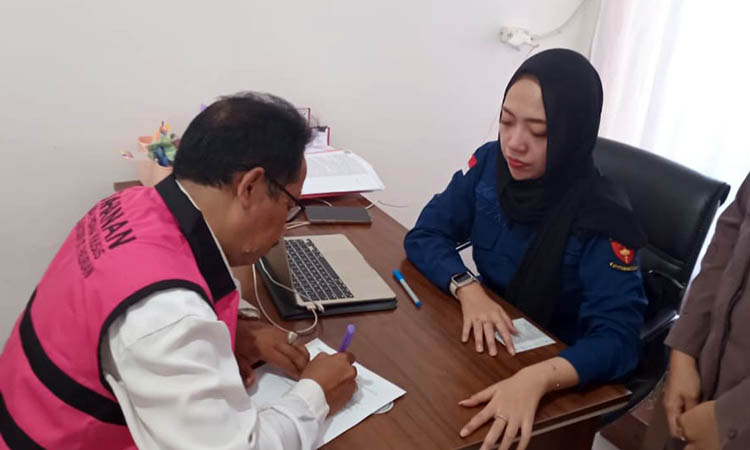 DITAHAN: Salah satu tersangka PKBM, Ely Harianto saat dimintai keterangan beberapa waktu lalu.