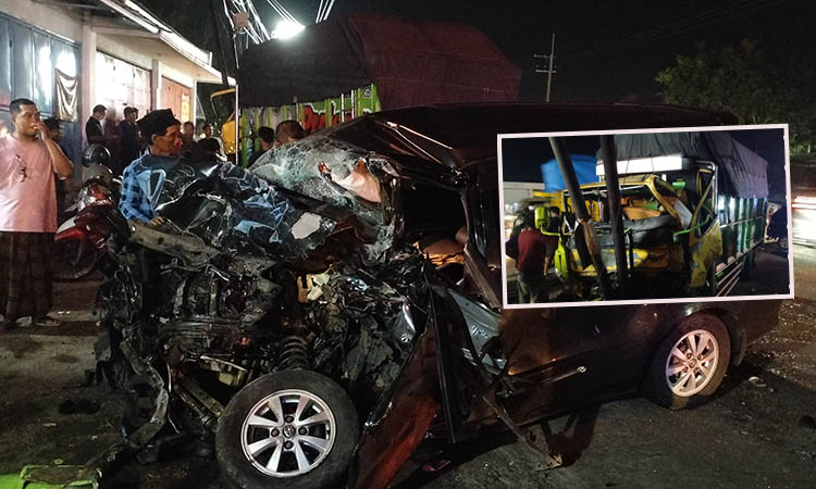 SAMA-SAMA RUSAK: Avanza yang menabrak truk di Randupitu, Gending. Inset, Truk yang menabrak tiang internet setelah ditabrak.
