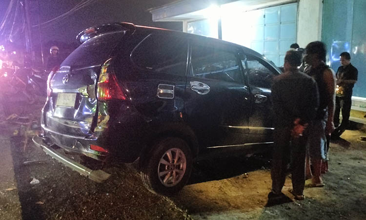 JADI PERHATIAN: Mobil Avanza seusai menabrak truk.