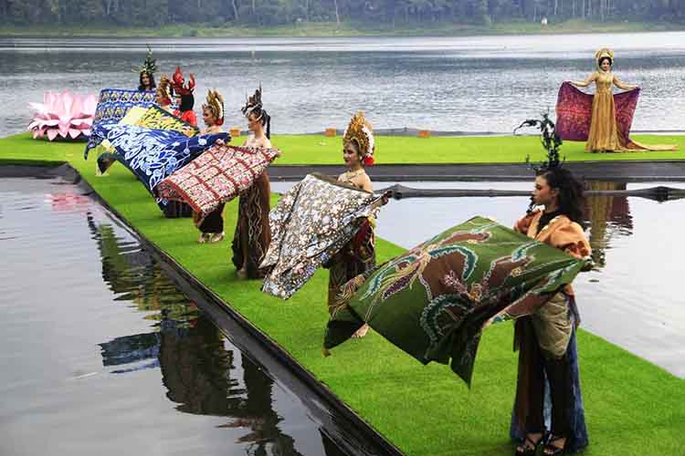 EKSOTIS : Dalam grand opening juga digelar segaran batik runaway dan Seven Lakes Fashion Festival Harmony of Nature di catwalk apung di atas permukaan Ranu Segaran.