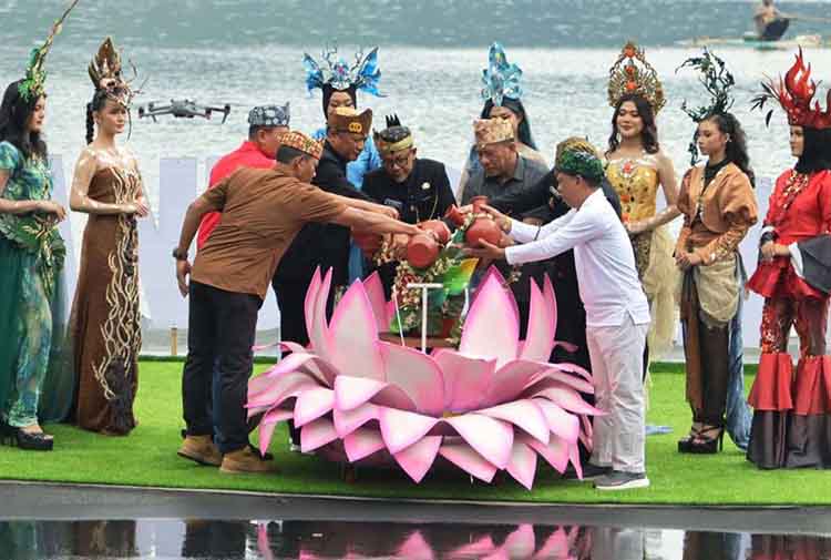 PENYATUAN : Bupati Probolinggo dr. Mohammad Haris bersama sejumlah undangan menuangkan tujuh air dari tujuh ranu dalam grand opening, Sabtu (8/11).