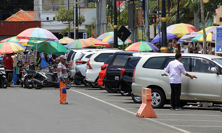 PENYUMBANG PAD: Salah satu titik parkir yang lokasinya dekat dengan pusat perbelanjaan di Alun-Alun Kota Pasuruan. Dishub Kota Pasuruan pesimistis, target parkir tercapai.