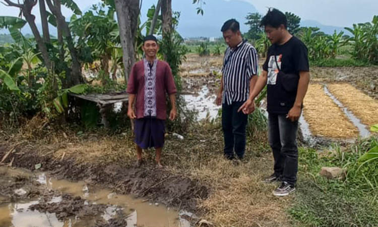CEK TKP: Anggota Polsek Pandaan mendatangi TKP Chudori ditemukan semaput dan meninggal