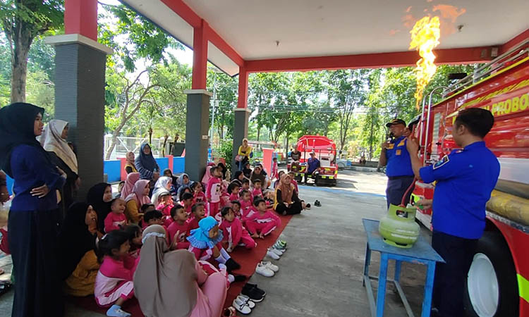 EDUKASI: Damkar pos Kraksaan saat memberikan edukasi kepada siswa tentang pemadaman.