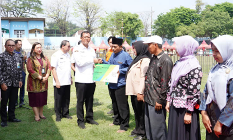 TERLINDUNGI: Pekerja informal dari berbagai bidang secara simbolis menerima perlindungan sosial dari Sekda Yudha Triwidya Sasongko.