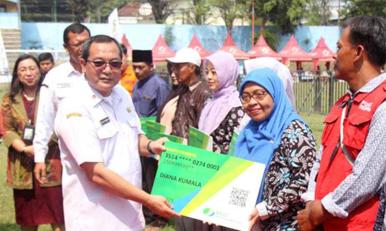 LEBIH AMAN: Pekerja informal dari berbagai bidang secara simbolis menerima perlindungan sosial dari Kepala Disnaker Heru Farianto.