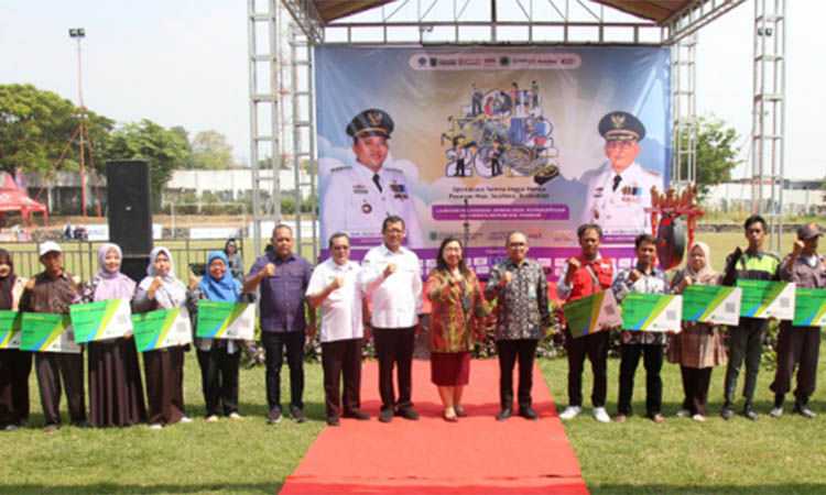 TERCOVER: Pekerja informal dari berbagai bidang secara simbolis menerima perlindungan sosial dari Dinas Ketenagakerjaan.