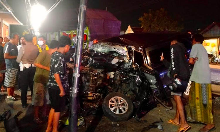 JALAN NASIONAL: Mobil Avanza yang ringsek setelah mengalami kecelakaan di jalan Pantura, Desa Randupitu, Gending. Angka kecelakaan kurun waktu 11 bulan sudah tembu
