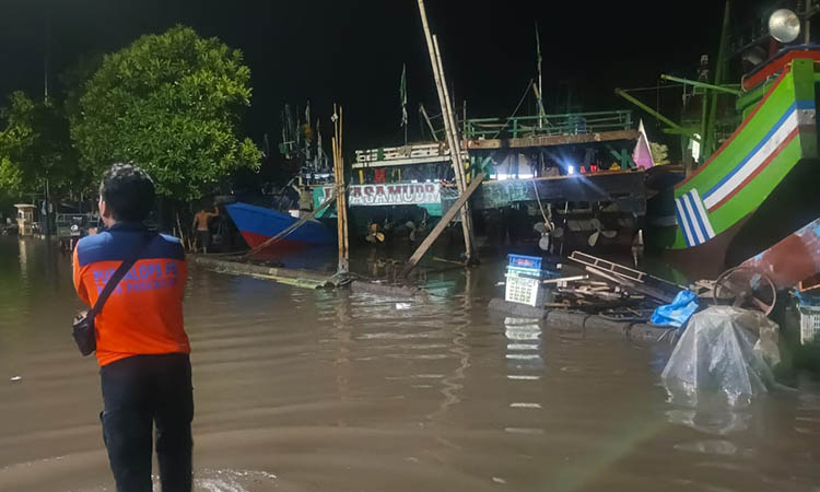 MERATA: Banjir rob yang menggenangi kawasan Pelabuhan Pasuruan hingga sejajar dengan dermaga.