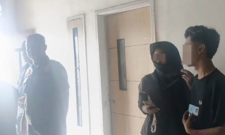 RAZIA: Personel Satpol PP saat merazia sebuah rumah indekos di Kelurahan Wirogunan, Purworejo, Kota Pasuruan,