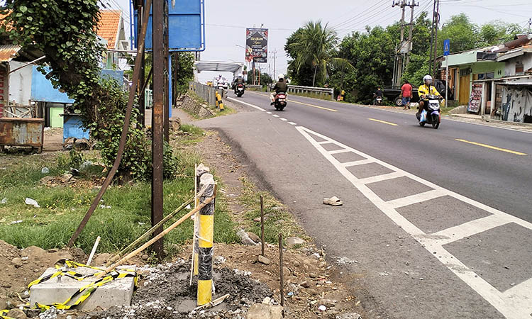 TUNGGU KERING: Salah satu pondasi cor PJU di ruas jalan Pantura Pajarakan selesai dikerjakan saat ini masih menunggu kering.