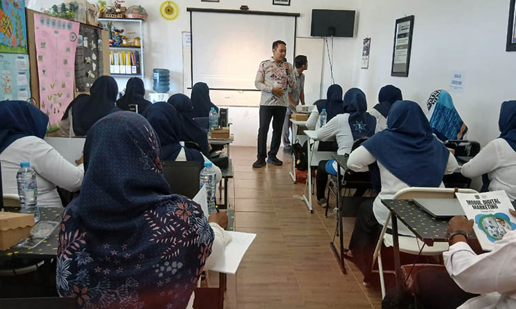 PELATIHAN: Para peserta IKM mengikuti pelatihan digital marketing dengan seksama