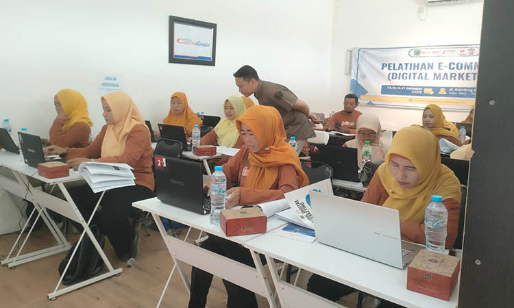 BERSEMANGAT: Terlihat para pelaku IKM tampak bersemangat dalam dalam mengikuti agenda pelatihan digital marketing