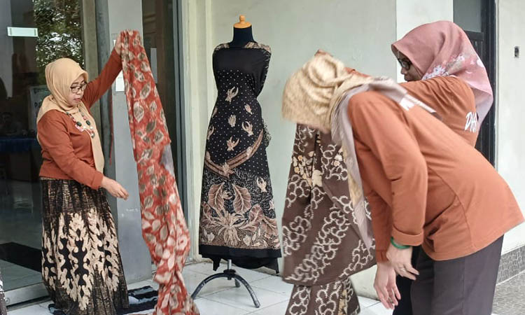 PRAKTIK: Selain memahami materi yang disampaikan oleh pemateri, para peserta pelatihan juga langsung melakukan praktik cara memotret produk