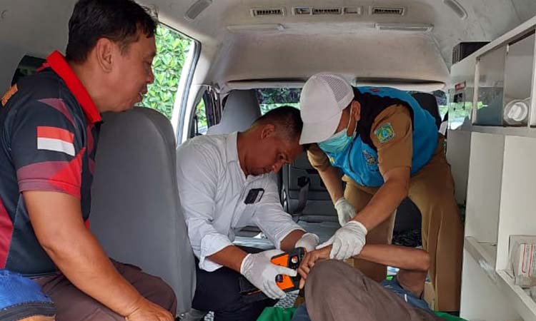 EVAKUASI: Petugas saat mengevakuasi jenazah Suparman.