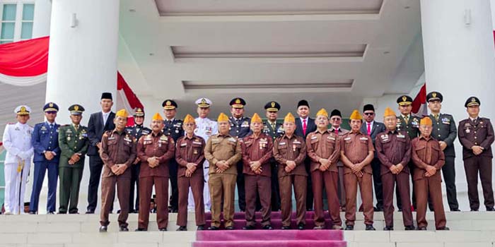 KENANG JASA PAHLAWAN: Bupati Pasuruan Rusdi Sutejo bersama Forpimda dan para veteran saat mengikuti jalannya kegiatan  upacara di momen Hari Pahlawan.