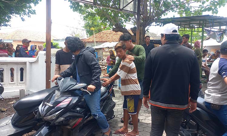 Wahyudi (tengah, baju cokelat-putih) saat diamankan petugas kepolisian.
