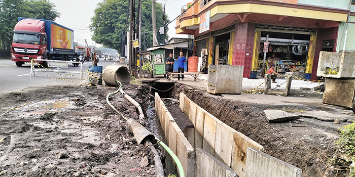SWADAYA: Perbaikan saluran air di tepi jalan nasional Dusun Legupit, Desa Karangrejo, Kecamatan Gempol, Kabupaten Pasuruan, dilakukan secara swadaya oleh warga.