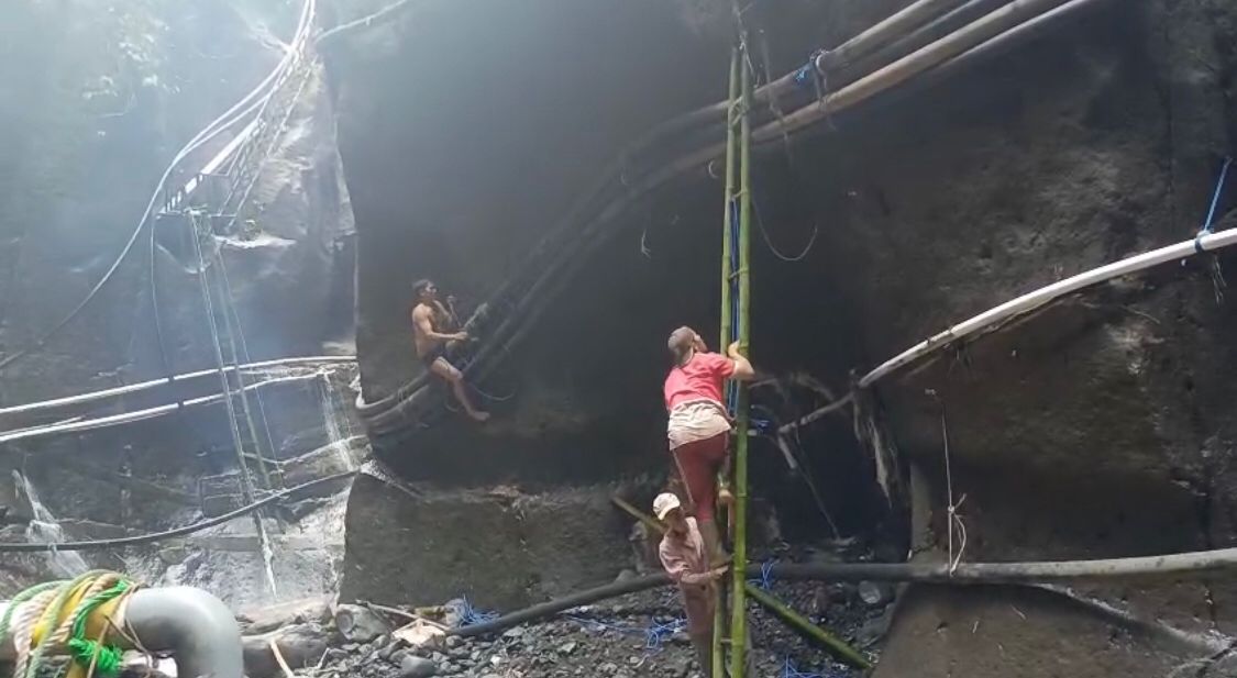 PERBAIKAN: Petugas Perumdam Tirta Argapura Kabupaten Probolinggo memperbaiki pipa air bersih di Sumber Umbulan, Kecamatan Sukapura.