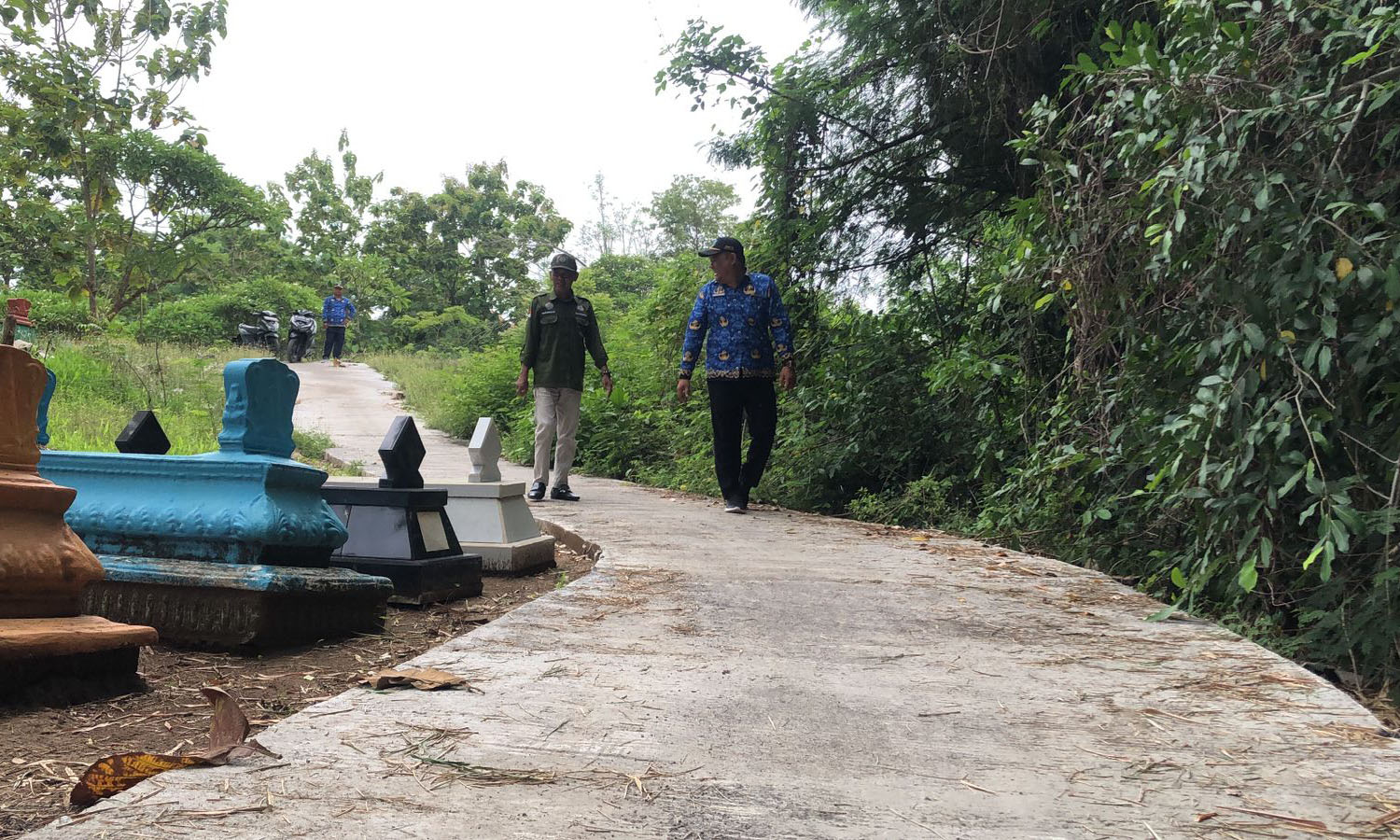 KOKOH: Perangkat Desa Watuwungkuk melintasi jalan alternatif penghubung antara Dusun Karangtengah menuju Dusun Sanggar, Senin (10/11).