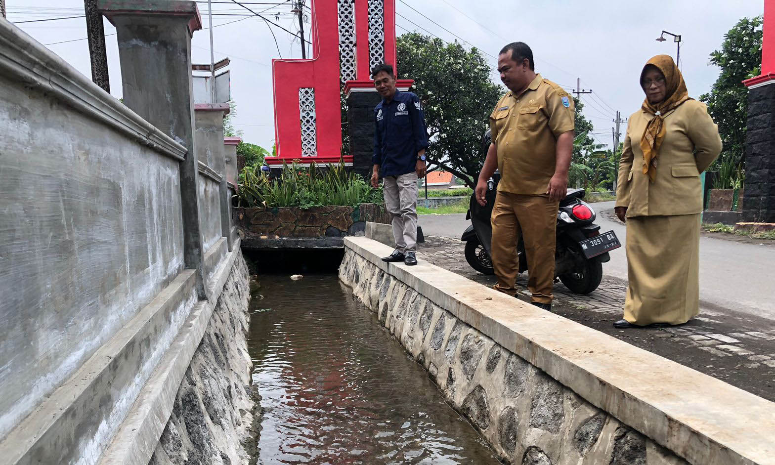 RAPI: Perangkat Desa Kalisalam mengecek saluran drainase yang telah direnovasi di Dusun Gepeng, Desa Kalisalam, Kecamatan Dringu.