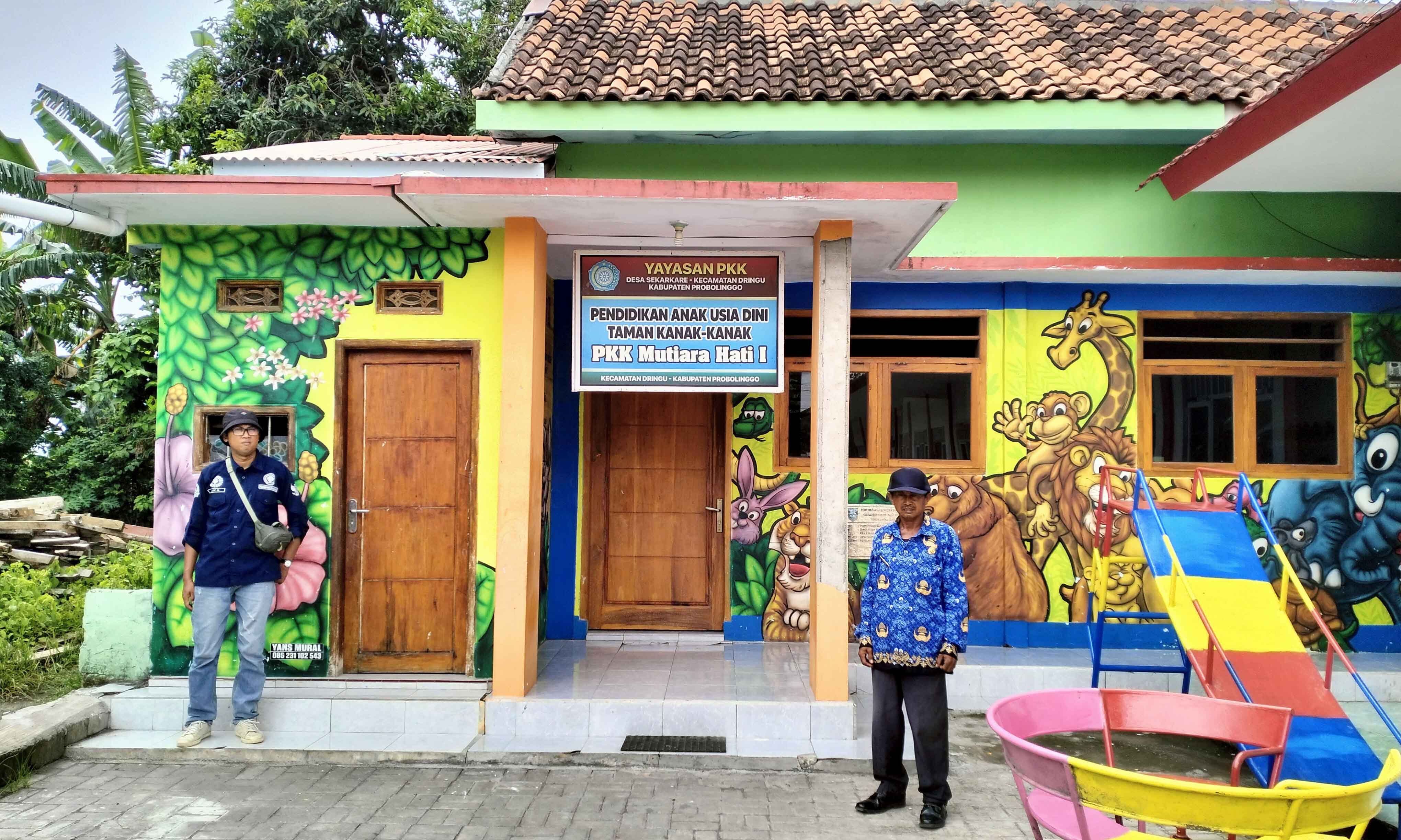 LEBIH NYAMAN: Kepala Desa Sekarkare Senadi (batik korpri) bersama PLD Sekarkare Abdul Rahman mengecek finishing pembangunan gedung PAUD dan TK Mutiara Hati 1 di RT 5/RW 1, Dusun Krajan.