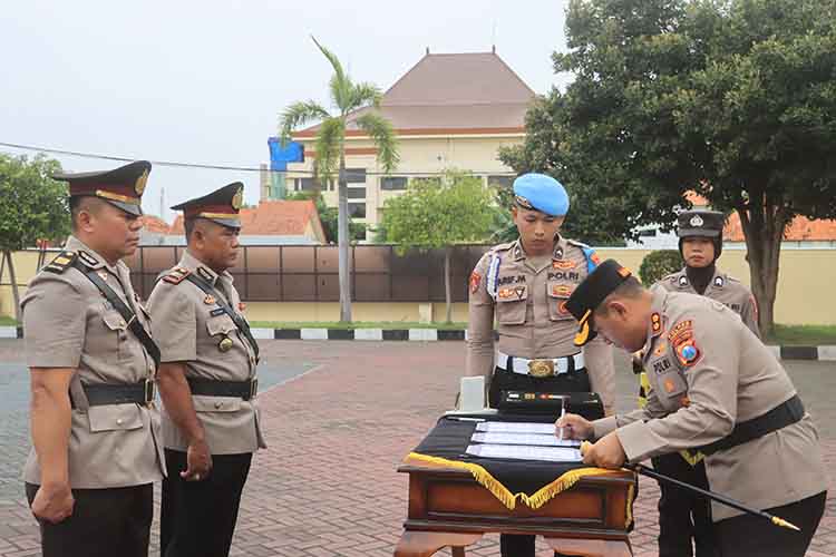 ROTASI: Kapolres Probolinggo AKBP M. Wahyudin Latif memimpin serah terima jabatan di Mapolres Probolinggo.