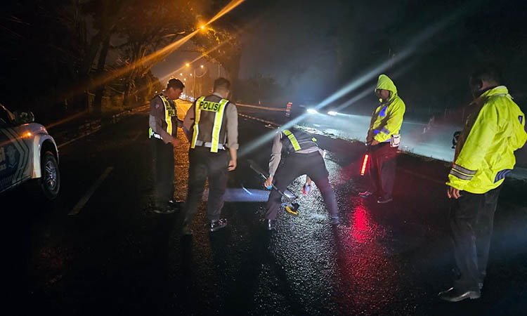 OLAH TKP: Petugas kepolisian saat melakukan olah TKP atas insiden kecelakaan yang menewaskan Beny Sutejo, 47, asal Desa Mulyoarjo, Kecamatan Lawang, Kabupaten Malang.