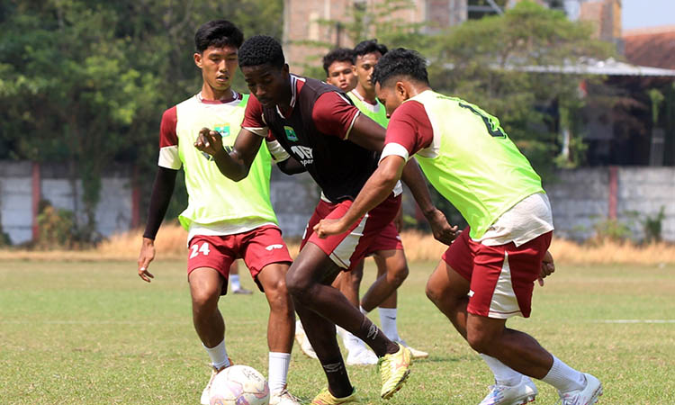 INTENSIF: Para pemain Persekabpas saat menggelar latihan untuk menghadapi gelaran kompetisi Liga Nusantara 2025/2026. Meski berada di grup neraka, mereka tak gentar menghadapi lawan-lawannya.