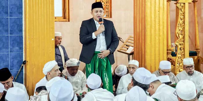 KHUSYUK: Bupati Pasuruan Rusdi Sutejo bersama para ulama, habaib, kyai serta jemaah Ziarah Qubro saat melantuntan doa dan ayat-ayat suci.