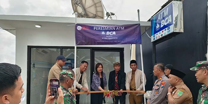 SEREMONI: Suasana pengguntingan pita peresmian ATM BCA di Tutur, Kabupaten Pasuruan.