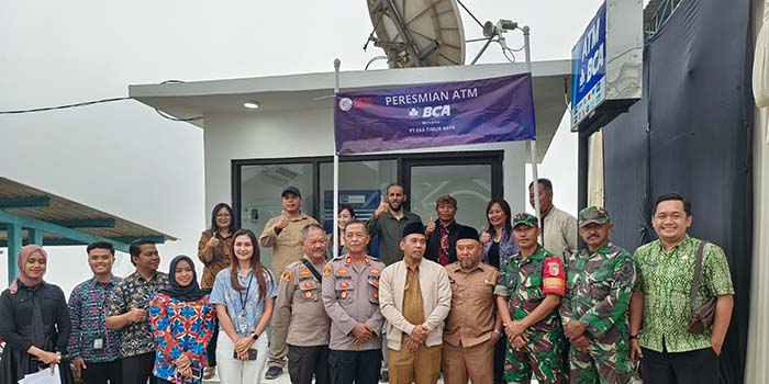 MOMEN BERSEJARAH: Sejumlah pejabat berpose bersama di depan ATM BCA Ngadirejo, Tutur.