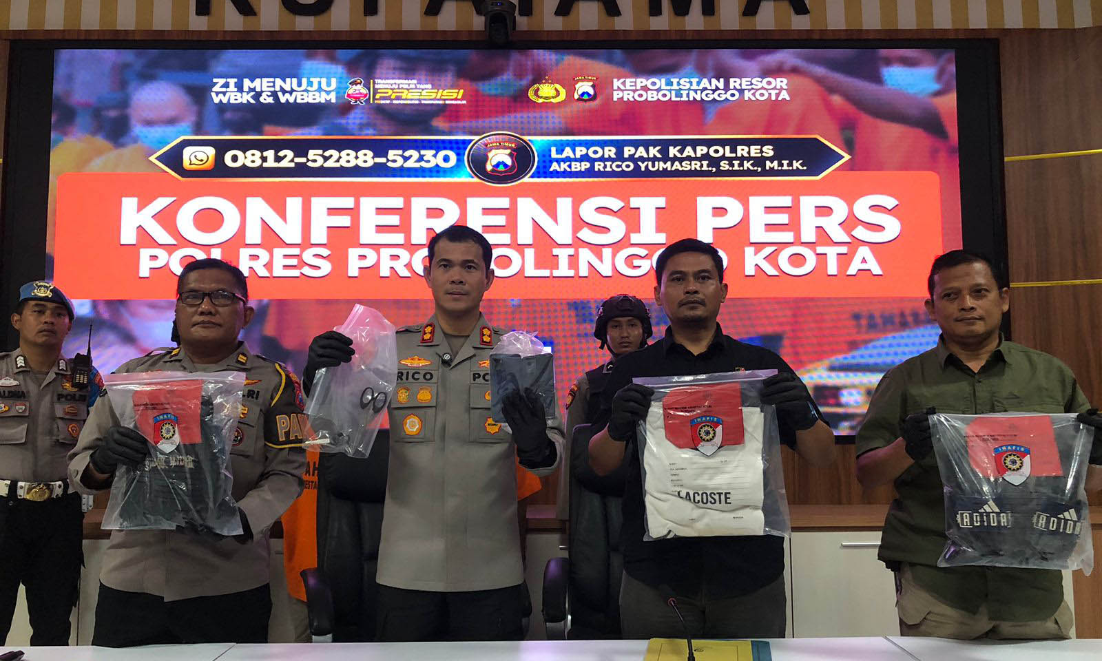 BARANG BUKTI: Kapolres Probolinggo Kota AKBP Rico Yumasri dan jajarannya merilis kasus penganiayaan yang terjadi di Pulau Gili Ketapang.