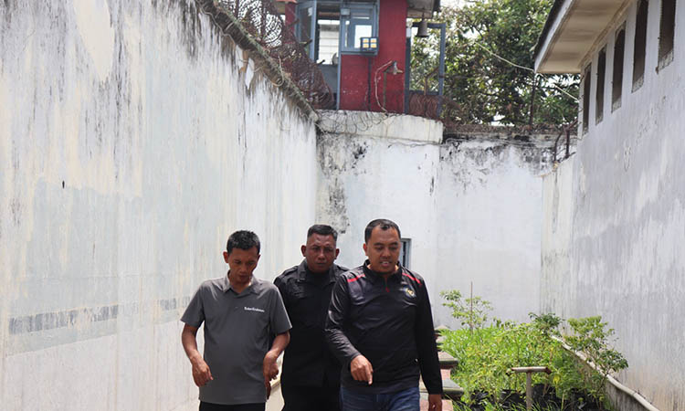 PASTIKAN AMAN: Petugas Rutan Kelas IIB Kraksaan melaksanakan pengecekan branggang.