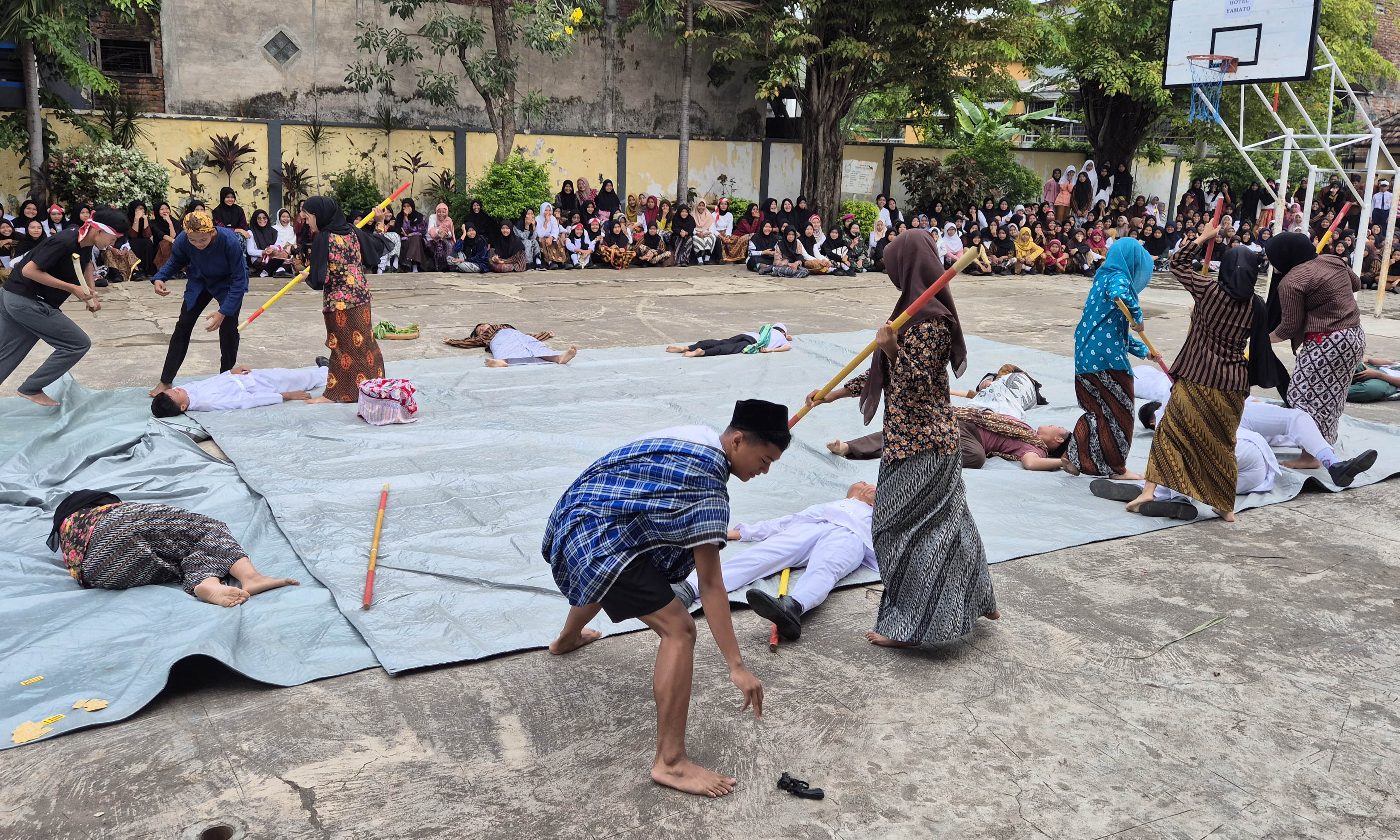 TUMBUHKAN RASA CINTA: Teatrikal detik-detik tentara Belanda mendarat di Kota Surabaya yang digelar di SMPN 8 Kota Pasuruan saat Hari Pahlawan Nasional.