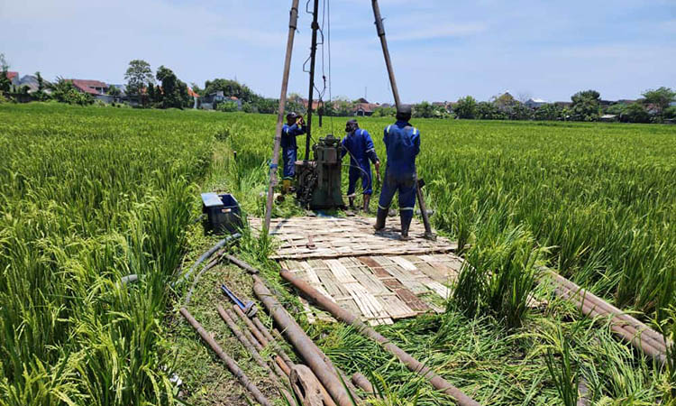 PERSIAPAN: Kementerian PU saat datang untuk melakukan pengecekan lahan Sekolah Rakyat di wilayah Kota Pasuruan. Dokumen lahan tersebut harus clear untuk memuluskan rencana pembangunan SR.